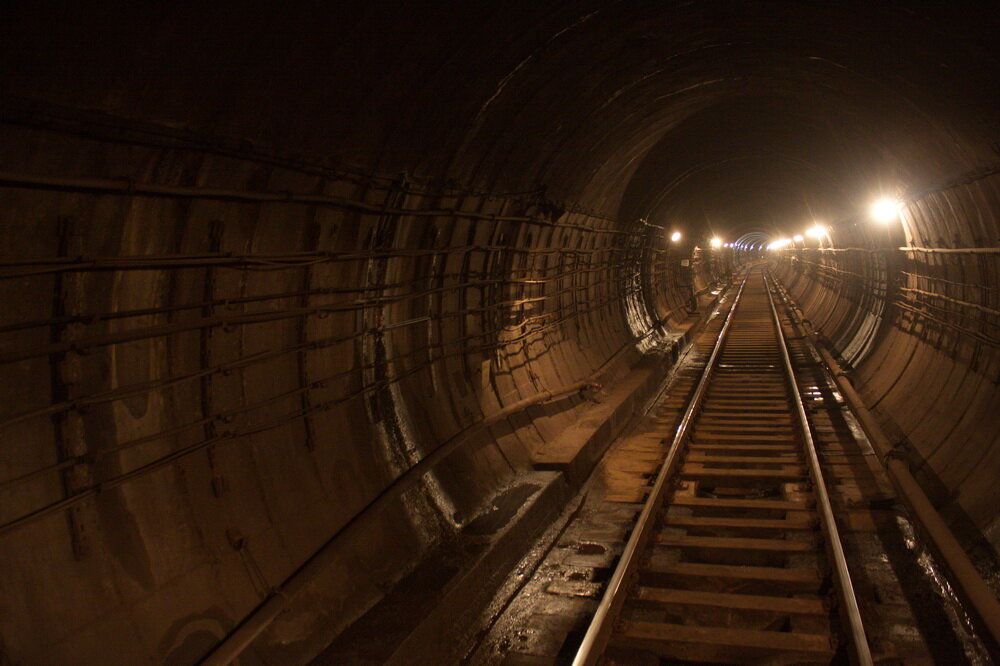 Город уже давно спит. Редкая машина проедет по улице. Мы же вовсю топим по ночным тоннелям метро. Это только кажется, что ночь длинная, но за нее надо сделать столько, что порой кажется и суток не хватит. Говорят, что время трансформируется. В метро это ощущаешь наглядно. Вроде только выехали, а полчаса уже куда-то делись. Вроде по станции гуляли всего ничего, а уже пора отваливать, чтобы мотовоз мог после нас еще и рабочих с тоннелей вывезти.