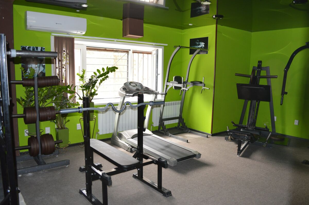 Продам фитнес. Адреналин Астрахань тренажерный зал. Адреналин зал Астрахань. Фитнес зал. Спортзал тренажерный.