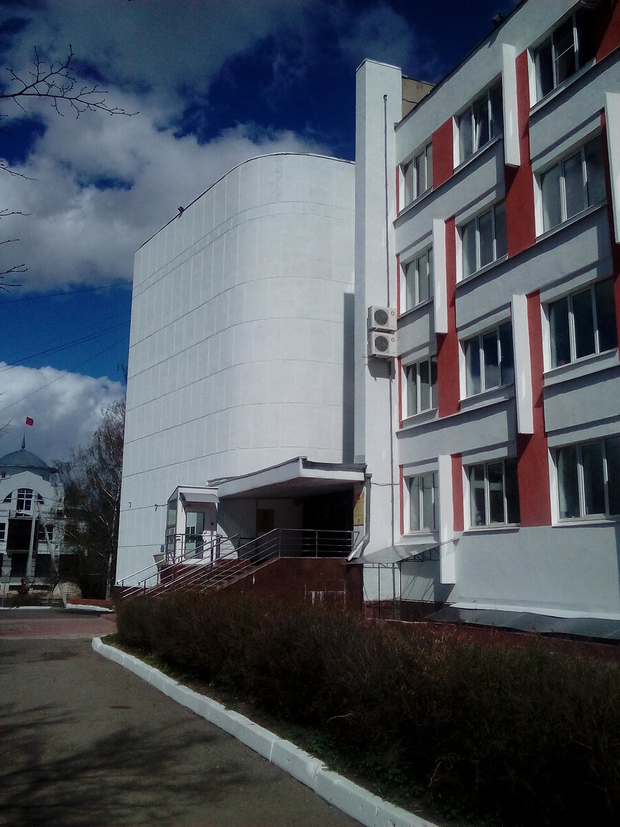 До 2014 года именно в этом здании на Предтеченской, 19 находился обком КПРФ, здесь проходили областные партийные конференции, пленумы и прочие мероприятия (актовый зал на третьем этаже, сам обком размещался в двух помещениях на втором). С 2014 года и обком, и горком расположены позади этого здания, на втором этаже здания по адресу Предтеченская, 19А, которое партия приобрела в собственность. Фото автора. 