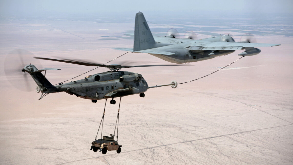 Дозаправка в воздухе транспортного вертолета CH-53 с "Хамви" на тросах
