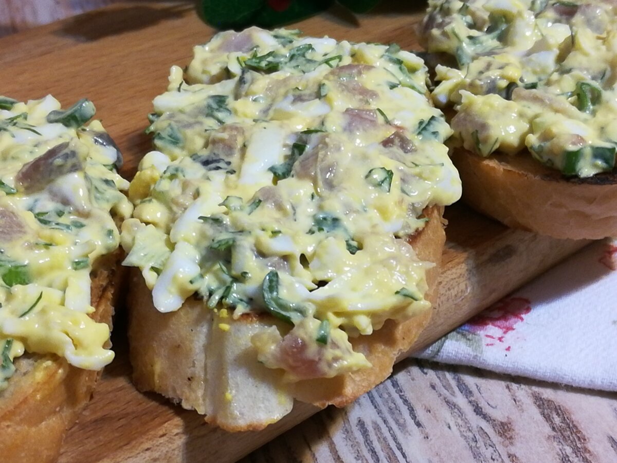 Бутерброды с селедкой и плавленным сыром. Намазка на бутерброды. Бутерброд с сельдью и яйцом. Бутерброды с селёдкой и плавленным сыром. Бутерброды с селедкой и яйцом и сыром.