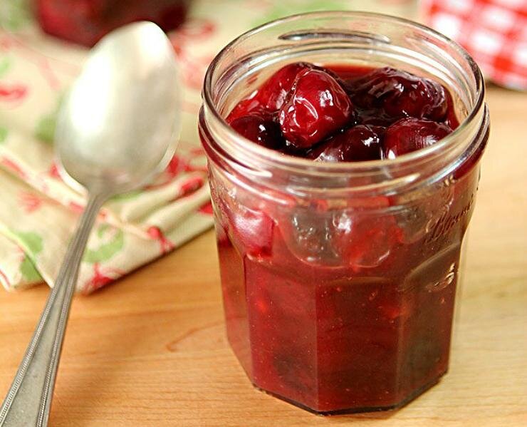 Самые вкусные варенья на зиму рецепты. Варенье из черешни с косточкой. Варенье банка из черешни. Джем из черешни.