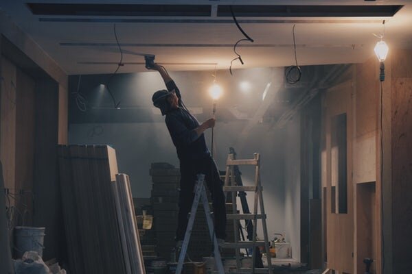   Качественный  ремонт потолка – это одна из самых сложных задач, которая может встать  перед владельцем. Все-таки работать на высоте всегда проблематично.