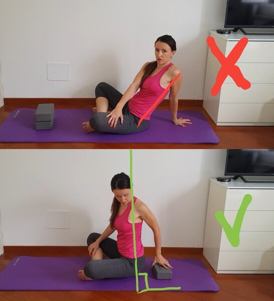 Положение с прямой спиной для скручивания