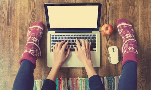 Те, кто остались в офисах и на предприятиях, могут хоть до умопомрачения иронизировать, что, мол, теперь их бывший коллега «сам начальник, сам – дурак», но я бы советовал им попридержать свою злую иронию – те, кто работают в интернете, не выходя из дома, далеко не глупые люди. Возможно, за этими профессиями – будущее, ведь уже сейчас конкуренция среди фрилансеров очень высокая и тенденция к ее возрастанию продолжается. Поэтому соискателям удаленной работы следует задуматься не только о том, как заработать в домашних условиях, но и как грамотно начать выстраивать свою карьеру, чтобы не разочароваться в этом виде заработка и со временем выйти на высокий уровень доходов. 
Начните с изучения бирж фриланса, а таких на просторах интернета великое множество. Не разочаровывайтесь, что новичкам на некоторых из них платят совсем мало – при должном таланте и усердии Вы сможете быстро выйти на средний, а то и высокий уровень. Не советую искать заказчиков на форумах – среди честных добропорядочных людей, там можно найти откровенных мошенников, готовых раздеть-раззуть кого угодно. От такой оплаты своего труда даже не ждите, хотя обещать они могут много и сразу.

Если же Вас не устраивают условия бирж, для начала «прощупайте» своего заказчика из форума, возьмите аванс за работу, если человек окажется адекватным в плане оплаты и общения – Вам сказочно повезло.

Если вас заинтересовала определенная компания, которой хотелось бы предложить свои услуги на постоянной основе, внимательно прочтите все отзывы о ней, если они не вызывают подозрения, грамотно и креативно составьте резюме, но креативьте в меру – не спугните потенциального работодателя.

Для фрилансера немаловажно наличие интернета с хорошей скоростью и компьютера с качественным разрешением и наличием определенных программ. Обеспечьте себя всем этим.

Ну, и проанализируйте собственные навыки. Для фрилансера важны:

владение отличными навыками работы на ПК;
знанием программ Microsoft Office, Photoshop;
определенный уровень грамотности.
А остальное, как говорится, приложим собственными усилиями.