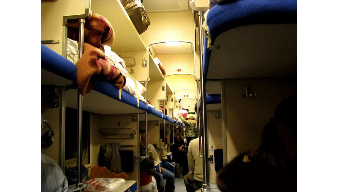 Большая семья на время следования. 