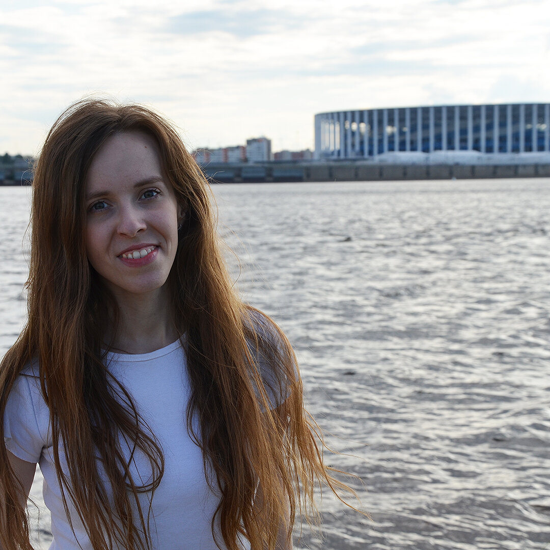 На фоне стадиона "Нижний Новгород"