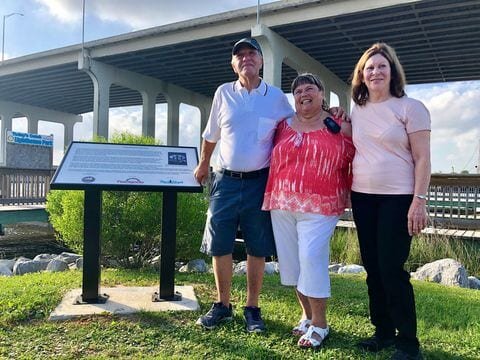Чарльз Хиксон сказал, что они были похищены инопланетянами в 1973 году.