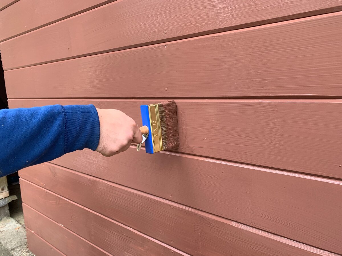 Процесс покраски дома акриловой краской.