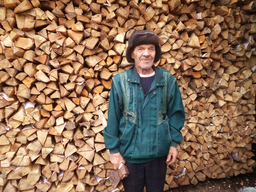 мастер по укладке поленницы