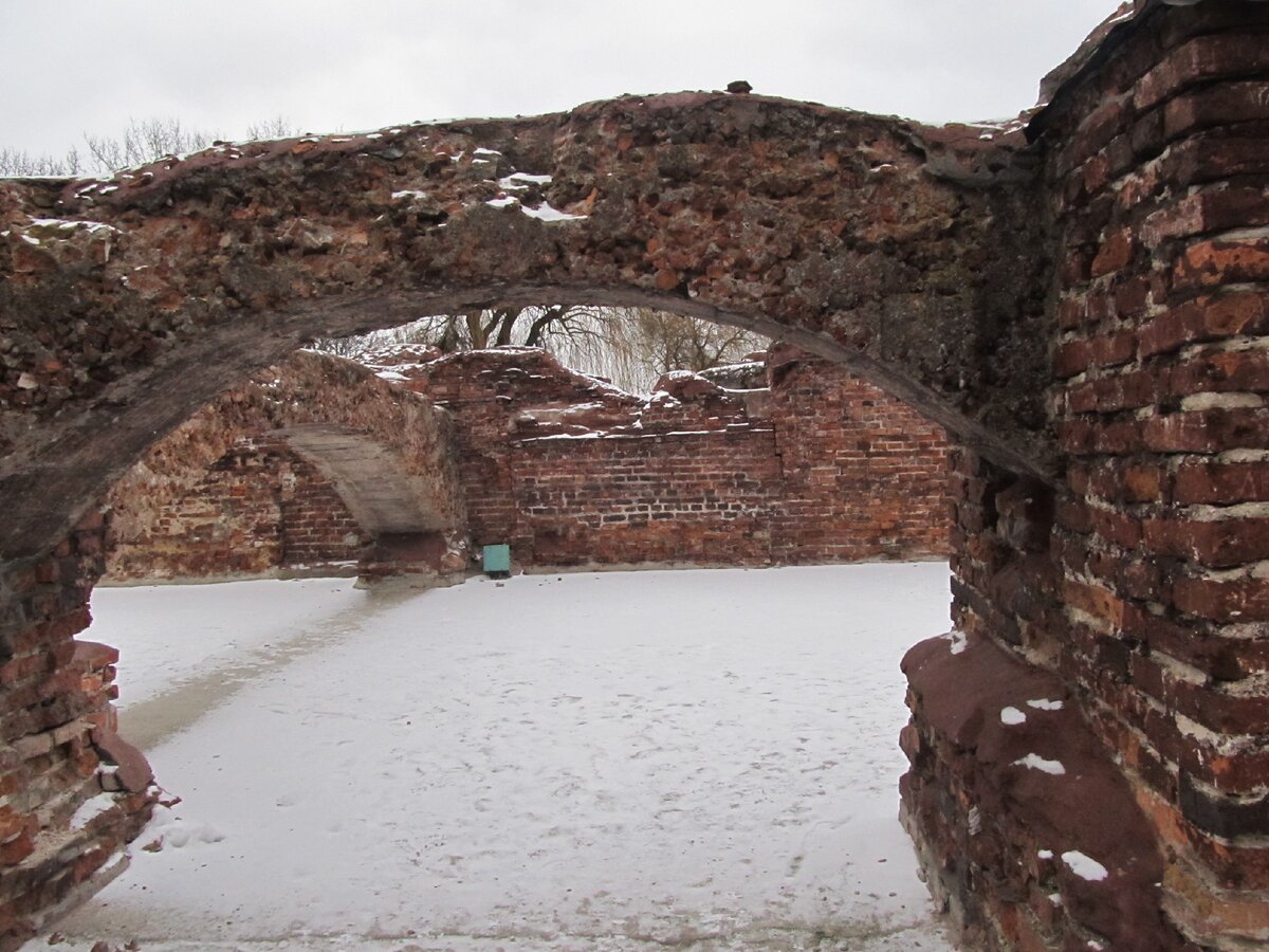Руины белого дворца в Брестской крепости