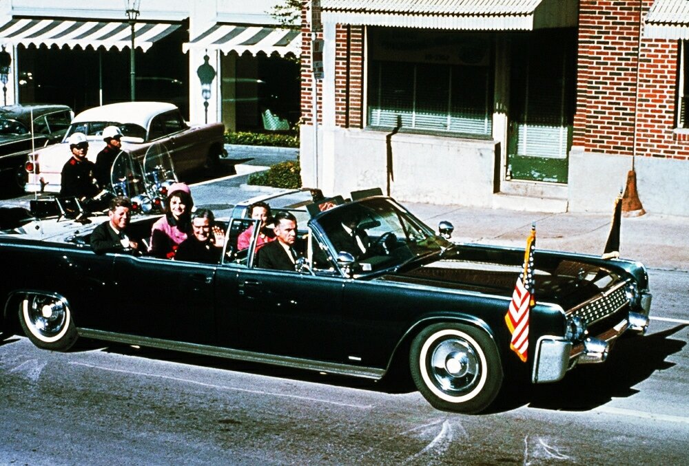 Президентский автомобиль Lincoln Continental.