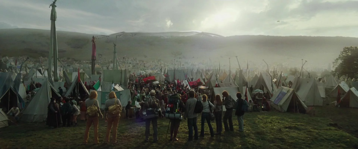 Кадр из фильма: место, где проживают все, кто приехал на матч