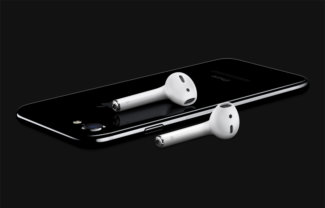 AirPods и iPhone 7. Фото: Apple