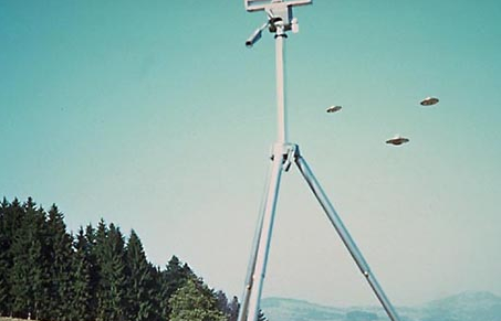 Видно штатив камеры в то время, когда ведётся съёмка фотоаппаратом. Фото взято из открытых источников. 