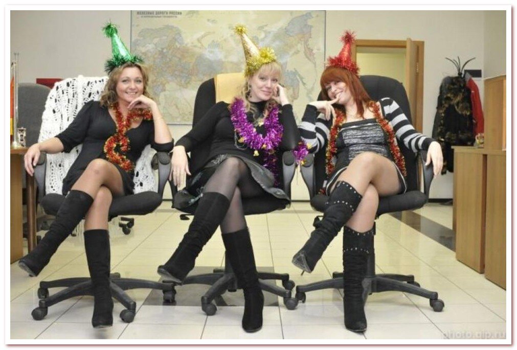 выпускной ножки. под платьем на корпоративе. женщины на корпоративе. женщины в колготках на корпоративе. под юбкой в новый год.