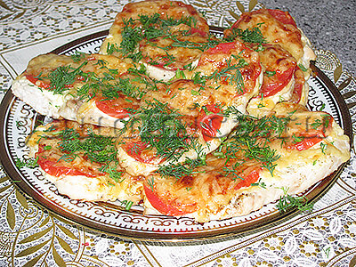 Запеченные куриные отбивные с помидорами и сыром