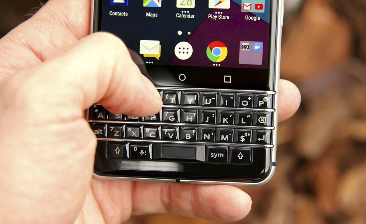 При печати на любой qwerty-клавиатуре всегда задействуются большие пальцы