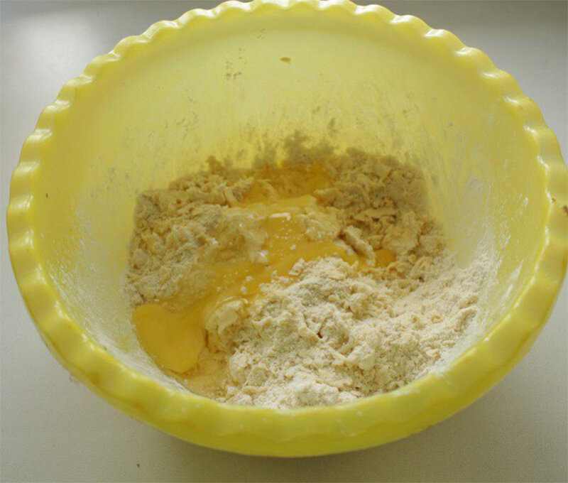 Для теста смешайте муку с 1 яйцом, предварительно  растопленным сливочным маслом, водой и солью. Полученное тесто заверните  в пищевую пленку и оставьте в холодильнике на 30 минут.  