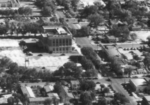 На этом аэрофотоснимке, обращенном к востоку, изображены почтамт и здание суда США, а теперь и музей толпы, в 1950-х годах. Смит и Хикок забрали коробку личных вещей из почтового отделения незадолго до их ареста. В коробке были ботинки, которые носили двое, когда совершали убийства Клаттера в Канзасе. Предоставлено UCLA Special Collections