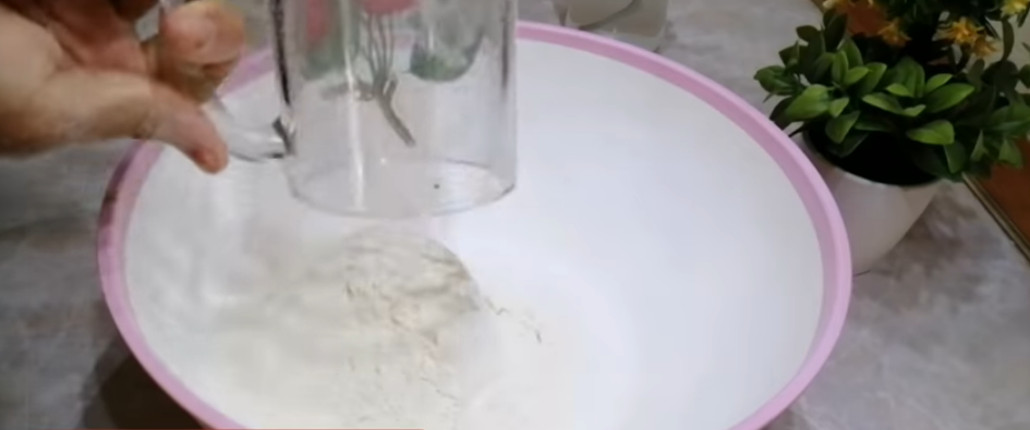 В миску насыпать 1,5 стакан муки.