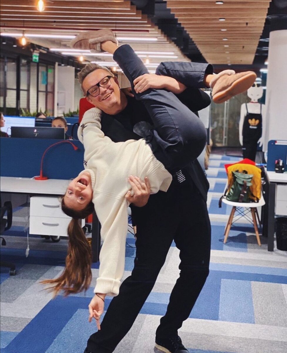 На фото продюсер Николай Картозия держит на руках Регину Тодоренко 