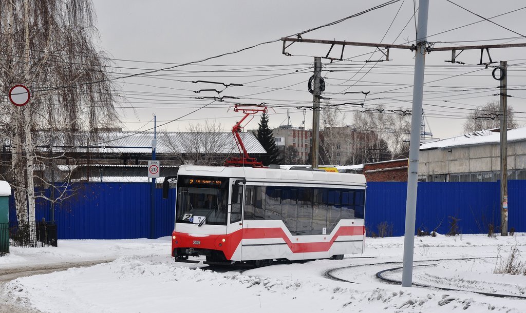 4 февраля производилась тестовая обкатка, с 5 февраля трамвай вышел на маршрут №2. В Омске вагон получил бортовой № 7.

2-я Транспортная улица / Улица Орловского. Вагон идет очень мягко - на тележках применено двухступенчатое подрессоривание
