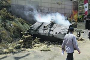 Танк вооружен 120 мм гладкоствольной пушкой М256 (лицензионный вариант Rheinmetall Rh-120 производства Германии), пулеметами: одним – 12,7 мм M2HB и двумя M240 калибра 7,62 мм. В боекомплект 120 мм пушки танка, кроме других боеприпасов, входит подкалиберный снаряд M829A3 с сердечником из обедненного урана, максимальная дальность его эффективного использования составляет 4,4 тыс. м, на дистанции 2 км он пробивает 720 мм броню. Заряжается орудие вручную, экипаж танка – четыре человека. Этот танк западные эксперты явно перехвалили. В Ираке в текущей войне джихадисты умудрялись подбивать «Абрамсы» из РПГ-7, а это уже смешно. Плохо вооруженные йеменские партизаны – хуситы и те умудрились уничтожить порядка 20 танков Abrams.
