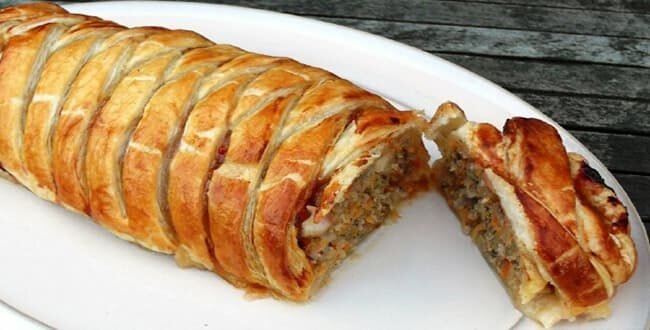 Такой пирог с рыбой из слоеного теста, как предоставленный в нашей статье,  способен стать прекрасной закуской.
