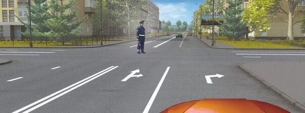 Отметим, что помимо присутствующего на перекрестке регулировщика, здесь на проезжей части нанесена разметка, указывающая разрешенные направления движения по полосам