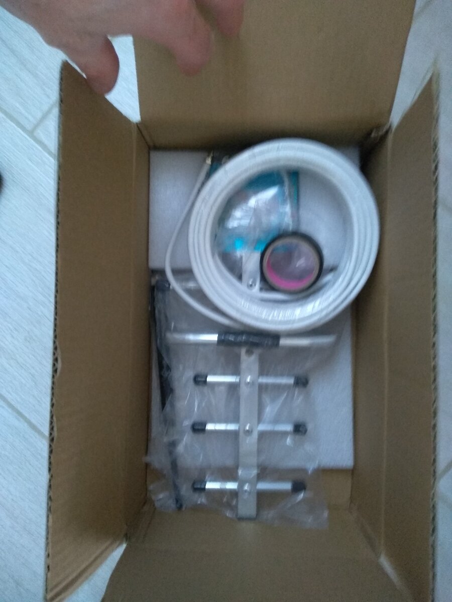 Внешняя антенна и кабель и внутренняя антенна уже в комплекте!