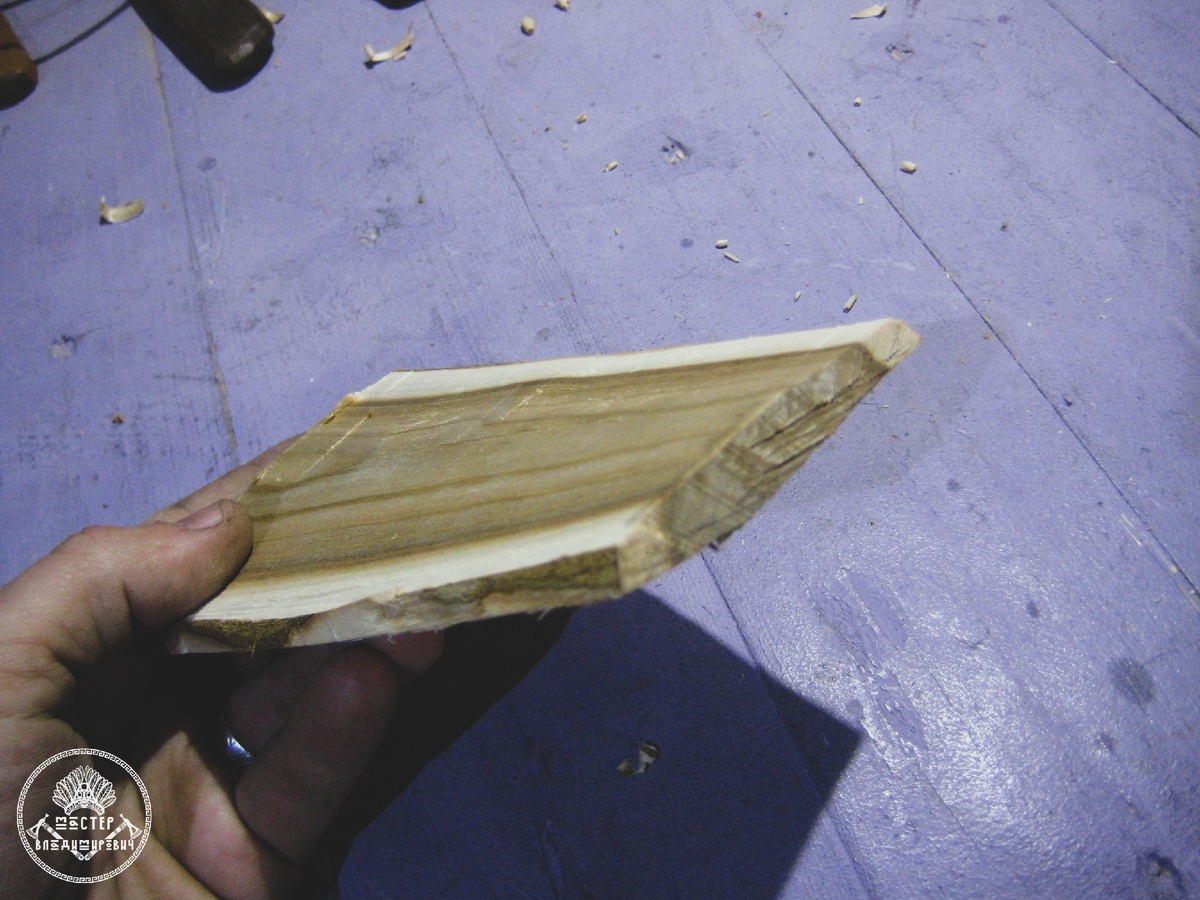 Я выбрал дерево таким образом, что бы его цветовые перепады расходились в разные стороны почти одинаково, что бы у будущей бабочки был похожий цветовой рисунок на обоих крыльях. Так она будет ещё симпатичнее.