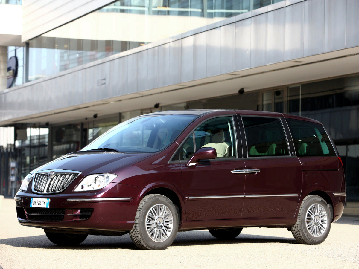 Минивэн  Lancia Phedra. Фотография взята с сервиса Яндекс Дзен 