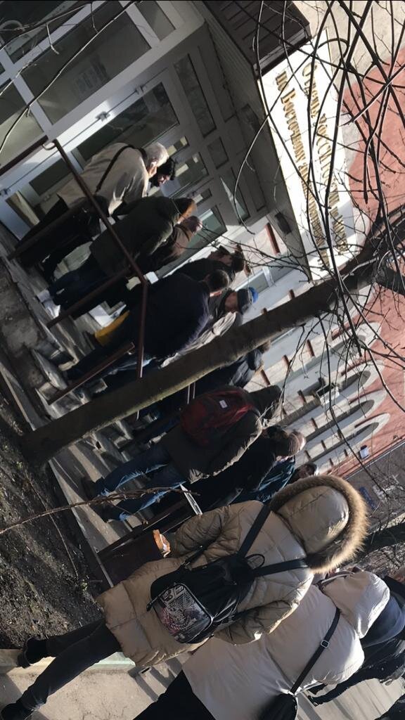 В ожидании комментариев или действий со стороны должностных лиц скопилась очередь, но никто так и не вышел, комментариев не было.