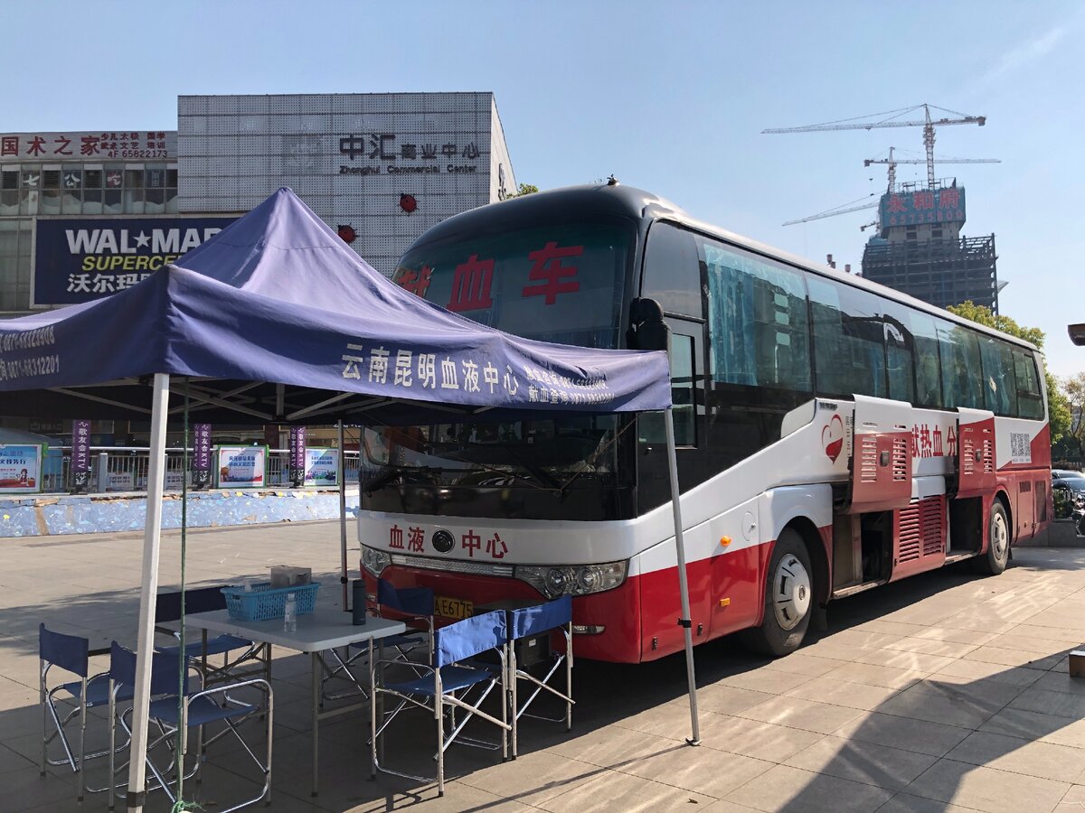 Конкретно этот стоит в Куньмине недалеко от нашего дома – на станции淋雨桥.