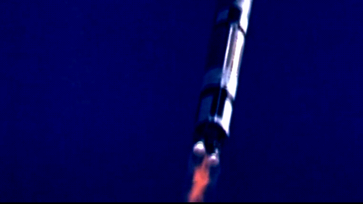 Для сравнения.
Вот так аэрозин светится в сопле при взлёте.
Ваккума как понимаете в самом сопле нет.