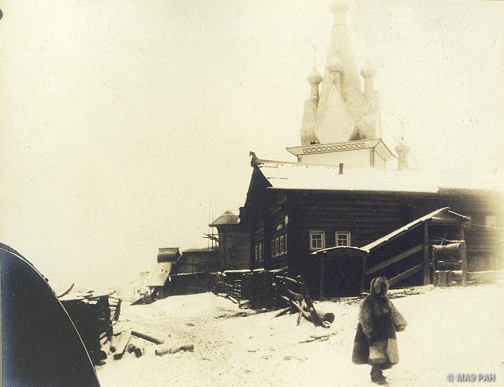 На Русском Севере тоже были бедняцкие, куцые домики: сравним их с зажиточными северянами (небо и земля)