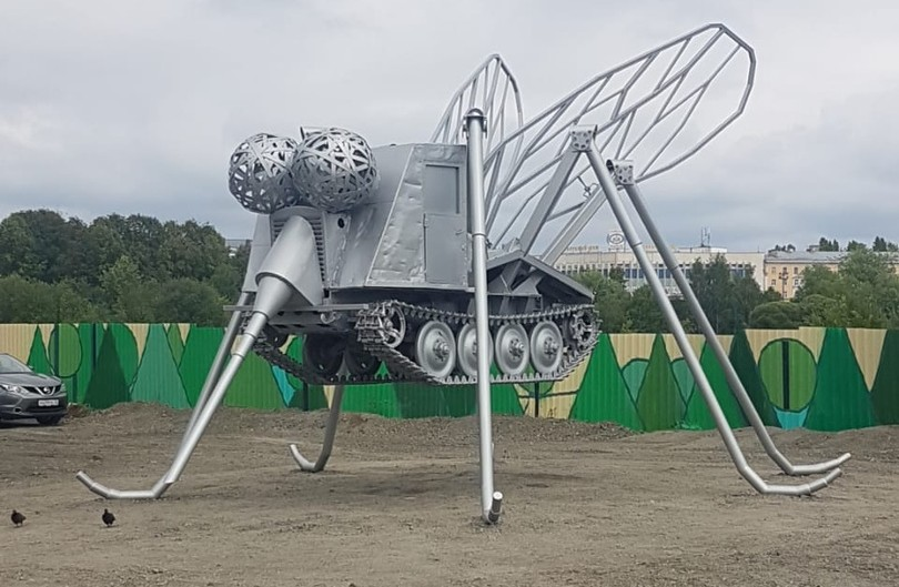 Комар танки. Арт объект комар Петрозаводск. Памятник комару в Петрозаводске. Комар трактор Петрозаводск. Комариная тропа Петрозаводск.