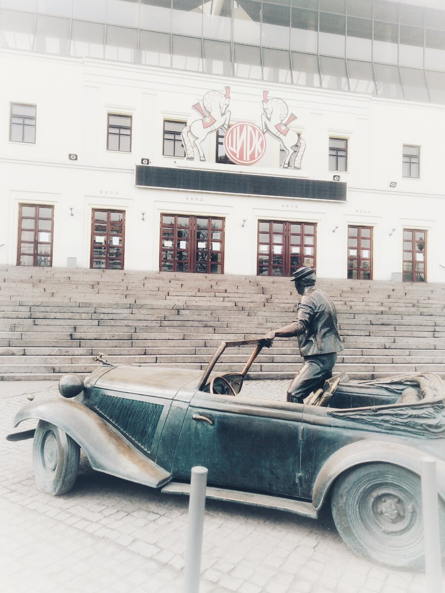 Похоже, Юрий Владимирович в шоке. Зрителей нет и не предвидится