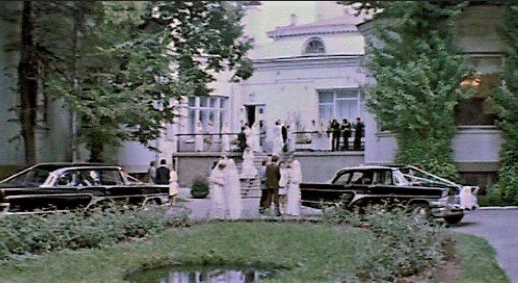 Дворец бракосочетания № 1 со стороны Огородной слободы. Кадр из фильма.