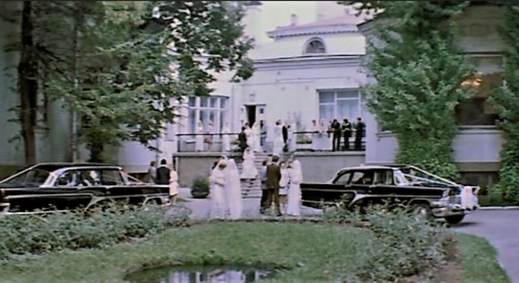 Дворец бракосочетания № 1 со стороны Огородной слободы. Кадр из фильма.