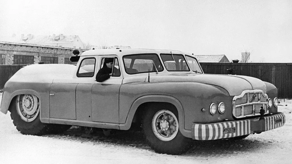 Длина "седана" составляла почти 7,8 м, высота 2,8, а ширина 3,4 - настоящий исполин