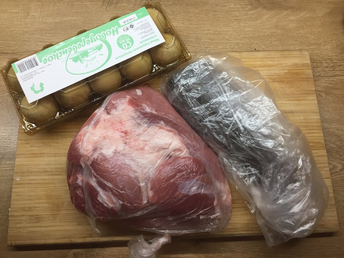 Яйца (на самом деле 40 штук), полтора килограмма шейки по акции, часть пойдет в заморозку, и горбуша чуть больше килограмма