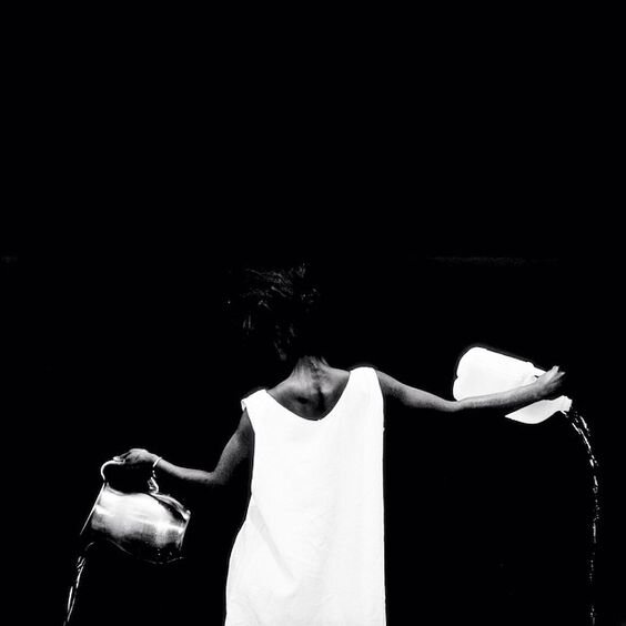 Lorna Simpson “Water bearer” 1986