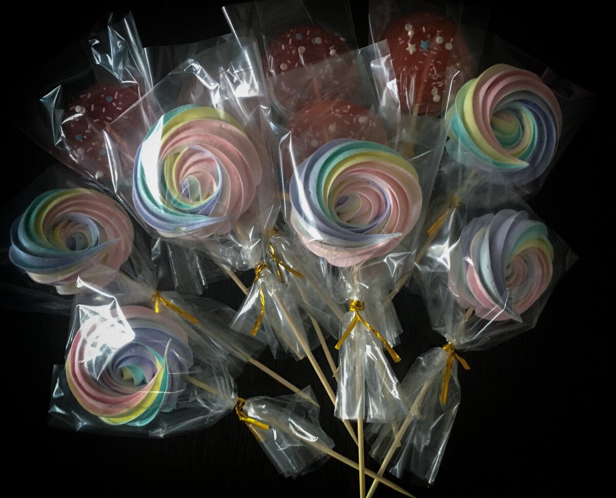 Безе на палочке со вкусом клубники.