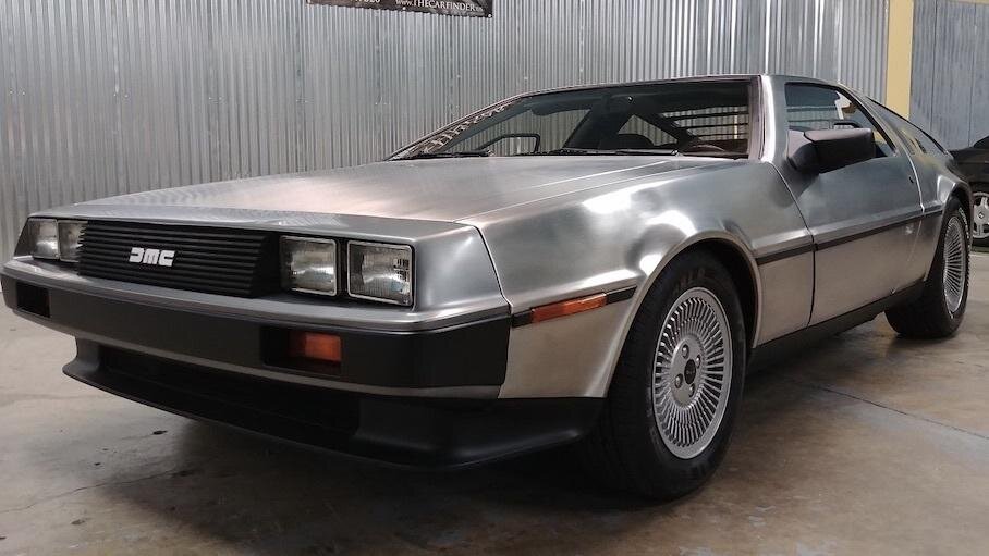 Вместе с DeLorean продается пикап Toyota Xtra Cab 1985 года, который также появлялся в кинотрилогии «Назад в будущее».