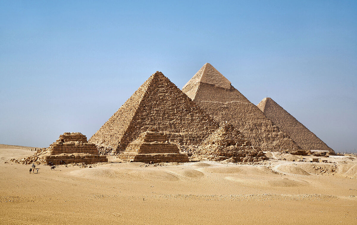 Источник фото: https://ru.m.wikipedia.org/wiki/Файл:All_Gizah_Pyramids-3.jpg