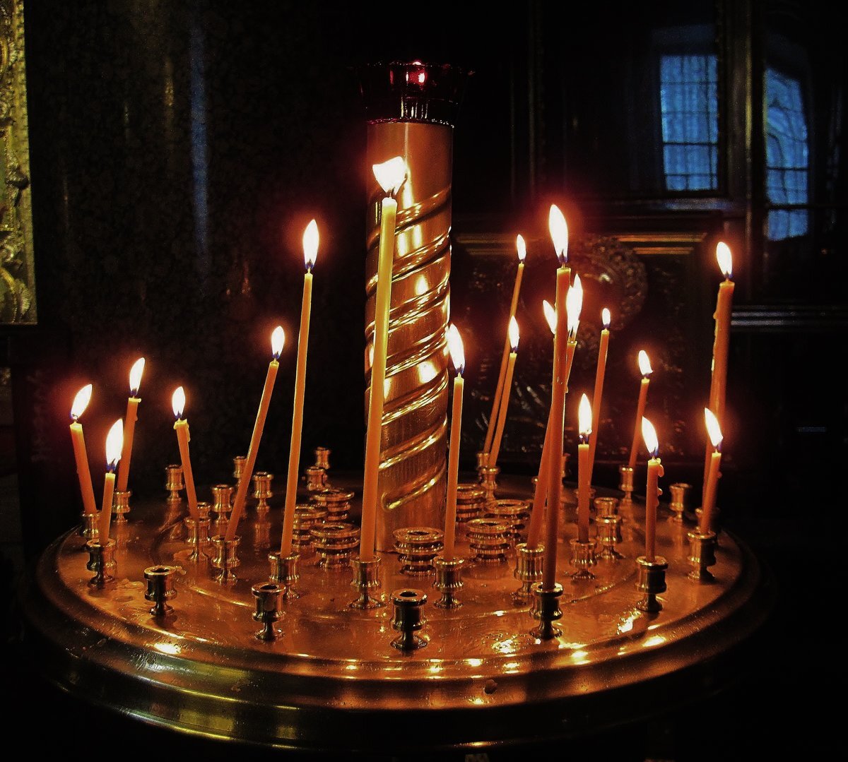 В церкви горят свечи. Церковные свечи. Свечка в церкви. Горящие свечи в храме. Церковные свечи в храме.