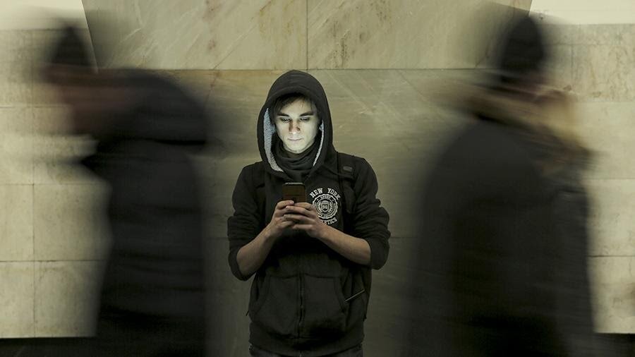 Киберзависимость может развиваться и от обычных компьютерных, и от онлайн-игр, а также от общения, постинга социальных сетей и интернет-серфинга - бездумного поиска интересной информации. Источник: Яндекс-картинки 