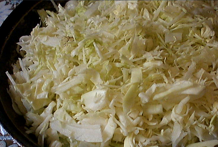 сложили в казан или сковороду,посолили и добавили воды